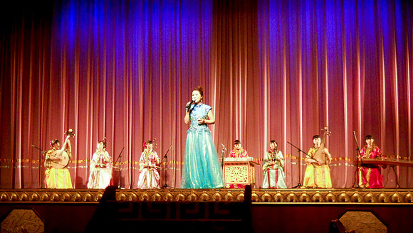 After dinner, we went into a gilded theatre to see the Tang Dynasty Show.
