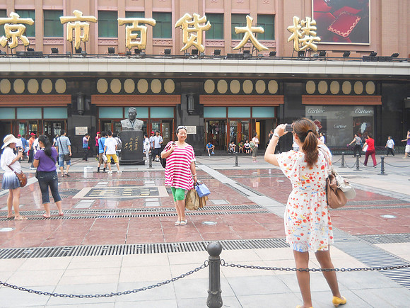 Taking photos with the sculpture of Chairman Mao.
