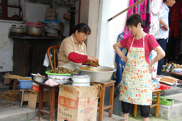 Making the rice-filled leaf wrap things.