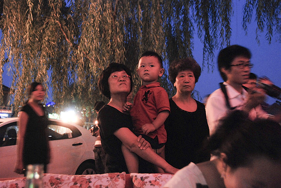 Later a cute teen girl walked by and noticed Jason and her mom asked Jason for a photo with her.